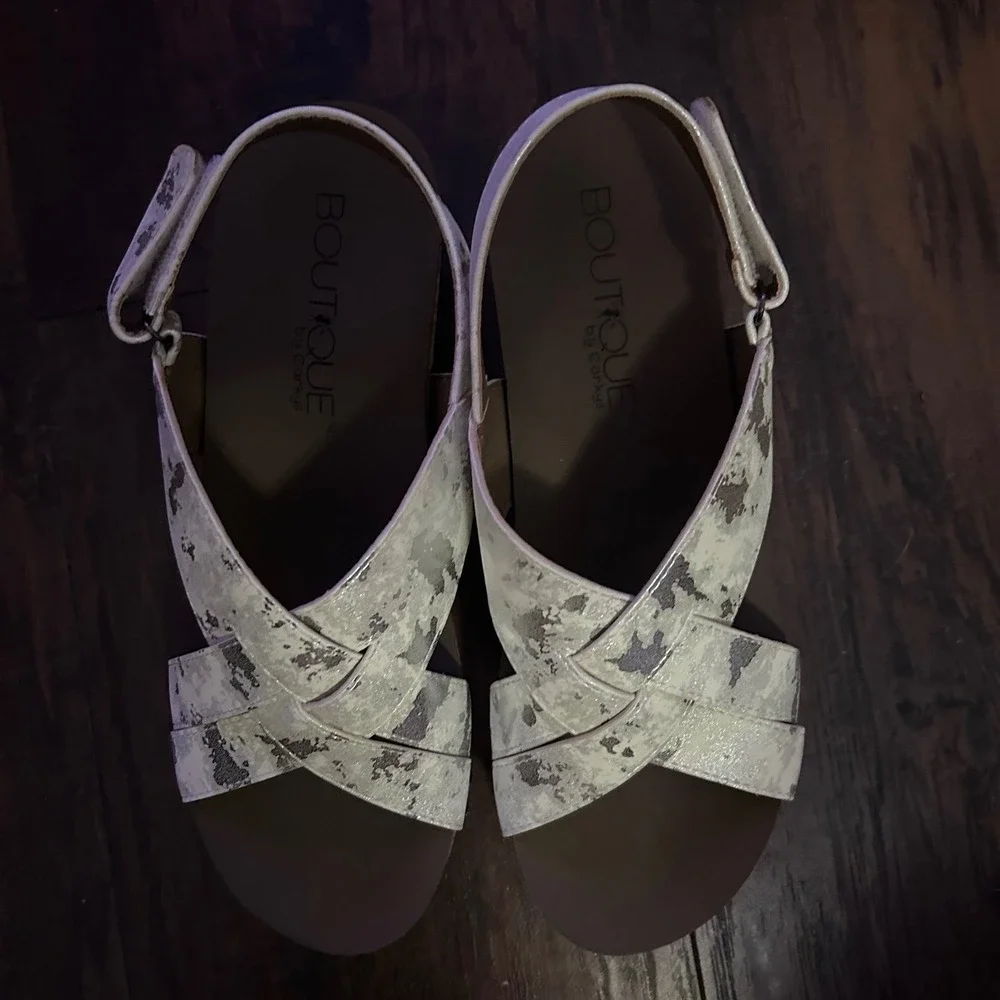 Boutique by Corkys Wow Wedge Sandals Women‎ 9 White Silver Metallic Distressed